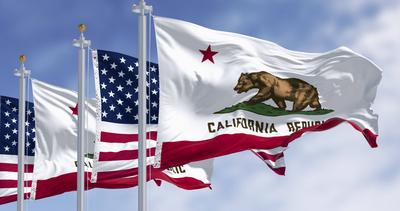 Kalifornische Staatsflaggen und die amerikanische Flagge wehen im Wind-stock-foto