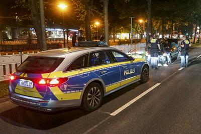 abtv Vermisstes 14jaehriges Maedchen fluechtet aus einem PKW in dem sie vorher mit 2 Maennern war,beide M?nner wurden zur Polizeiwache gebracht 31.Juli .2025 Hamburg - Wandsbek Am Mittwoch abend gegen ca. 23:00 Uhr wurden die Polizei und der Rettungsdienst zur Wandsbeker Marktstrasse gerufen. Dort soll laut Zeugenaussagen ein vermisstes 14J?hriges M?dchen Wurde von der Polizei vor Ort best?tigt aus einem Mercedes gefl?chtet sein in dem sich zwei junge M?nner befanden. Laut Zeugenaussagen von Personen die sich vor der Apotheke befanden soll die Frau angegeben haben sich angeblich nicht freiwillig bei den M?nnern im Wagen aufgehalten zu hat. Die Frau wurde lange vor Ort im RTW behandelt und anschlie?end in Begleitung eines Notarztes-stock-foto