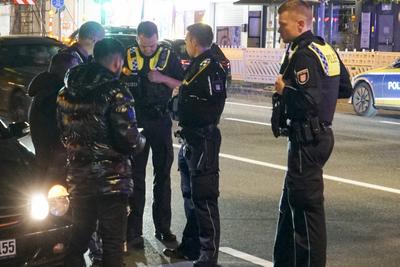 abtv Vermisstes 14jaehriges Maedchen fluechtet aus einem PKW in dem sie vorher mit 2 Maennern war,beide M?nner wurden zur Polizeiwache gebracht 31.Juli .2025 Hamburg - Wandsbek Am Mittwoch abend gegen ca. 23:00 Uhr wurden die Polizei und der Rettungsdienst zur Wandsbeker Marktstrasse gerufen. Dort soll laut Zeugenaussagen ein vermisstes 14J?hriges M?dchen Wurde von der Polizei vor Ort best?tigt aus einem Mercedes gefl?chtet sein in dem sich zwei junge M?nner befanden. Laut Zeugenaussagen von Personen die sich vor der Apotheke befanden soll die Frau angegeben haben sich angeblich nicht freiwillig bei den M?nnern im Wagen aufgehalten zu hat. Die Frau wurde lange vor Ort im RTW behandelt und anschlie?end in Begleitung eines Notarztes-stock-foto