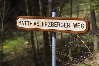 Gedenkstein für Matthias Erzberger. Der Mord an den an diesem Ort durch eine rechtsextreme Gruppierung erschütterte 1921-stock-foto