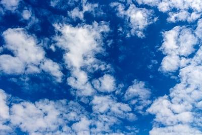 Wolken am blauen Himmel Symbol f?r Freiheit Fantasie gute Luft McPWOD McPWOD-stock-foto