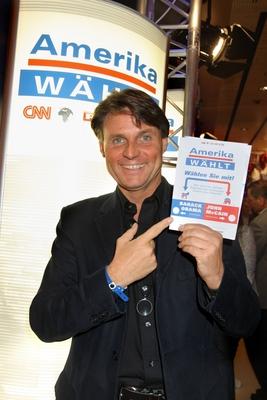 US Wahlparty bei Bertelsmann Schauspieler Wolfgang Bahro bei der US Wahlparty bei Bertelsmann in Berlin von CNN, RTL und-stock-foto
