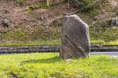 Gedenkstein für Matthias Erzberger. Der Mord an den an diesem Ort durch eine rechtsextreme Gruppierung erschütterte 1921-stock-foto