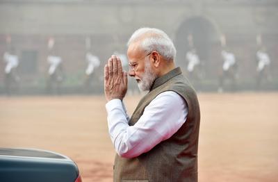 News Bilder des Tages NEW DELHI, INDIA - NOVEMBER 1: Prime Minister Narendra Modi gestures at German Chancellor Angela-stock-photo