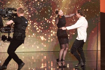 Entertainment Bilder des Tages Deutscher Filmpreis 2023 Luna Wedler Laudatorin BESTE MÄNNLICHE HAUPTROLLE Gewinner Felix-stock-photo