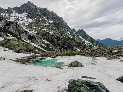 Gletschersee, reiner wei?er Schnee und Steine in den Bergen-stock-foto