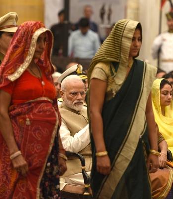 NEW DELHI, INDIA MARCH 14: Prime Minister Narendra Modi looks on as the mother and wife of late Rajendra Kumar Nain, Ce-stock-foto