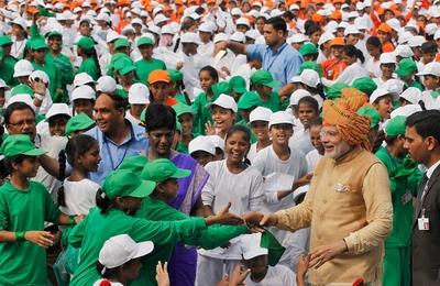NEW DELHI, INDIA - AUGUST 15: Prime Minister Narendra Modi (C) interacts with school children after delivering his Inde-stock-foto