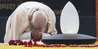 News Themen der Woche KW52 News Bilder des Tages NEW DELHI, INDIA - DECEMBER 25: Prime Minister Narendra Modi pays flor-stock-photo