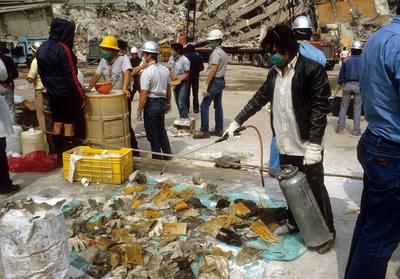 Bildnummer: 55182939  Datum: 20.09.1985  Copyright: imago/Sven SimonErdbeben von 1985 in Mexiko Stadt : Desinfektion der Handschuhe der Rettungskr?fte   019 Gesellschaft Naturkatastrophe Erdbeben Mexiko kbdia xkg  1985 quer TotaleBildnummer 55182939 Date 20 09 1985 Copyright Imago Sven Simon Earthquakes from 1985 in Mexico City Disinfection the Gloves the Rescuers  Society Natural disaster Earthquakes Mexico Kbdia xkg 1985 horizontal long shot-stock-foto