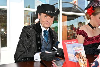 Wolfgang Bahro als Santer. Autogrammstunde von Winnetou I - Die Blutsbrüder bei Möbel Kraft in Bad Segeberg. Bad Segeber-stock-foto