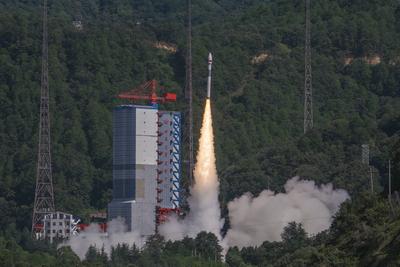XICHANG, CHINA - JULY 31: A Kuaizhou-1A (KZ-1A) carrier rocket carrying the Pakistan Remote-Sensing Satellite (PRSS-1) b-stock-foto