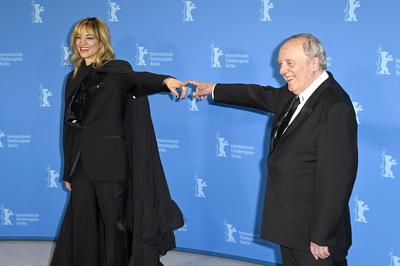 Asia Argento mit Vater Dario Argento beim Photocall zum Kinofilm Occhiali neri / Dark Glasses auf der Berlinale 2022 /-stock-foto