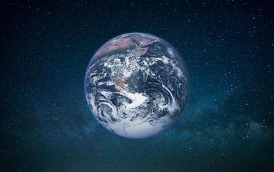 Planet Erde im offenen Raum auf einem Galaxienhintergrund *** Planet Earth at open Room at a Galaxy background 110281358-stock-foto