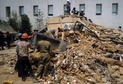 Bildnummer: 55182990  Datum: 20.09.1985  Copyright: imago/Sven SimonErdbeben von 1985 in Mexiko Stadt : Bergungsarbeiten  019 Gesellschaft Naturkatastrophe Erdbeben Mexiko kbdia xkg  1985 quer Bergung Rettung Rettungskr?fte Bergungsteam Helfer Erste Hilfe Zerst?rung Sch?den TotaleBildnummer 55182990 Date 20 09 1985 Copyright Imago Sven Simon Earthquakes from 1985 in Mexico City Salvage work  Society Natural disaster Earthquakes Mexico Kbdia xkg 1985 horizontal Recovery Rescue Rescuers Rescue team Helper First Help Destruction Damage long shot-stock-foto
