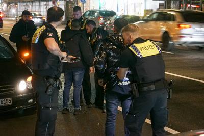 abtv Vermisstes 14jaehriges Maedchen fluechtet aus einem PKW in dem sie vorher mit 2 Maennern war,beide M?nner wurden zur Polizeiwache gebracht 31.Juli .2025 Hamburg - Wandsbek Am Mittwoch abend gegen ca. 23:00 Uhr wurden die Polizei und der Rettungsdienst zur Wandsbeker Marktstrasse gerufen. Dort soll laut Zeugenaussagen ein vermisstes 14J?hriges M?dchen Wurde von der Polizei vor Ort best?tigt aus einem Mercedes gefl?chtet sein in dem sich zwei junge M?nner befanden. Laut Zeugenaussagen von Personen die sich vor der Apotheke befanden soll die Frau angegeben haben sich angeblich nicht freiwillig bei den M?nnern im Wagen aufgehalten zu hat. Die Frau wurde lange vor Ort im RTW behandelt und anschlie?end in Begleitung eines Notarztes-stock-foto