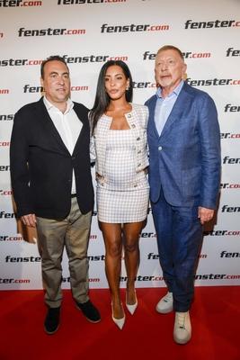 abb Boris Becker und seine schwangere Ehefrau Lilian de Carvalho Monteiro CEO Phillip Neuffer von fenster com bei der Vorstellung der 5.neuen Werbespots Gute Fenster - Gute Nachbarschaft von Fenster.com im Hotel Adlon am 31.Juli 2025 in Berlin Berlin Deutschland *** abb Boris Becker and his pregnant wife Lilian de Carvalho Monteiro CEO Phillip Neuffer of fenster com at the launch of the 5 new commercials Gute Fenster Gute Nachbarschaft by fenster com at the Hotel Adlon on July 31, 2025 in Berlin Berlin Germany-stock-foto