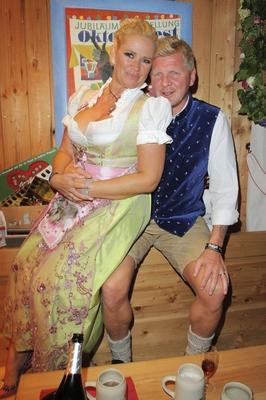 Claudia Effenberg und Stefan Effenberg im Festzelt Kufflers Weinzelt beim Oktoberfest 2013 auf der T-stock-foto