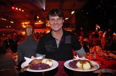 85/ Wolfgang Bahro serviert bei der 15. Weihnachtsfeier fuer Obdachlose, organisiert von Frank Zander, Gaensebraten an O-stock-photo