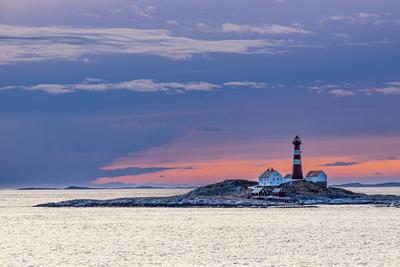 Blick auf den Leuchtturm Landegode Fyr in Norwegen-stock-foto