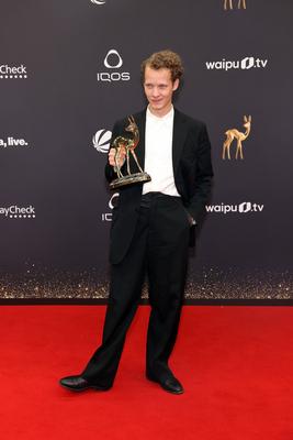 Bambi-Verleihung 2023 in M?nchen Schauspieler Felix Kammerer (Preistr?ger in der Kategorie Schauspieler national) mit se-stock-foto