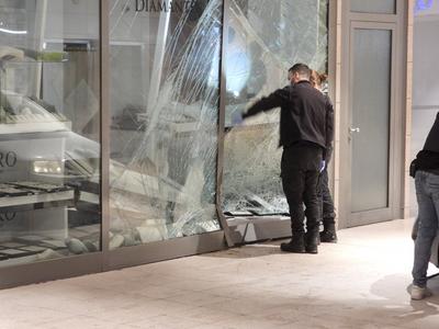 cntv Einbruch mit PKW ins Hamburger Einkaufs Centrum Billstedt Center Ein PKW faehrt innerhalb des Gebaeudes in das Schaufenster eines Juweliers Fahrzeug wurde sichergestellt und abtransportiert 01.August 2025 Ob die Unbekannten Beute machten, ist bislang noch unklar. Die Polizei hat den Bereich weitr?umig abgesperrt, Ermittler sichern Spuren am Tatort. Spektakulaerer Vorfall in den fruehen Morgenstunden Gegen 4 Uhr ist ein Auto in den Eingangsbereich des Billstedt Centers gerast, hat die Eingangstueren durchbrochen und ist anschlie?end durch die Fussgaengerzone innerhalb des Einkaufszentrums gefahren. Nach rund 20 Metern drehten die T?ter das Fahrzeug und rammten die Sicherheitsscheibe eines Juweliers Hamburg Deutschland *** cntv Burgla-stock-foto