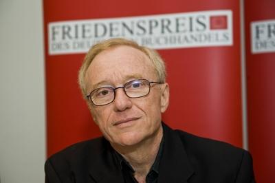 Bildnummer: 54519660  Datum: 08.10.2010  Copyright: imago/Sven SimonDavid GROSSMAN, Israel, Schriftsteller, Preistr?ger, Friedenspreis des Deutschen Buchhandels 2010 Frankfurter Buchmesse 2010 vom 06.10 - 10.10.2010 in Frankfurt / Main Kultur People Literatur Portr?t kbdig xcb 2010 quer Highlight premiumd Autor Book Fair Messe Expo Buch B?cher Lesen Buchhandel  Economy Konsumg?ter Consumer Goods Lekt?re Ausstellung Panoptikum Schau DatenbankBildnummer 54519660 Date 08 10 2010 Copyright Imago Sven Simon David Grossman Israel Writer Prize winners Peace Prize the German Book trade 2010 Frankfurt Book Fair 2010 of 06 10 10 10 2010 in Frankfurt Main Culture Celebrities Literature Portrait Kbdig  2010 horizontal Highlight premiumd Author Book Fair trade Fair EXPO Book Books read Book trade Economy Consumer goods Consumer Goods Reading Exhibition Panoptikum Review Database-stock-foto