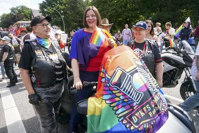 cntv Die Parade Bunter Teilnehmer 260.000 diverser Menschen beim Christopher Street Day CSD zieht ?ber den Steindamm in die Hamburger Innenstadt 02.August 2025 Katharina Fegebank mit Regenbogenfahne Buendnis 90/Die Gruenen , Zweite B?rgermeisterin von Hamburg und Senatorin f?r Umwelt, Klima,Energie und Agrarwirtschaft,beim Start der Parade zum Christopher Street Day CSD. Traditionell am ersten Samstag im August bildet der Stra?enumzug den H?hepunkt des Hamburg Pride. Hamburg Deutschland *** cntv The parade of colorful participants 260,000 diverse people at Christopher Street Day CSD moves along Steindamm into Hamburg city center 02 August 2025 Katharina Fegebank with rainbow flag Buendnis 90 Die Gruenen , Second Mayor of Hamburg an-stock-foto