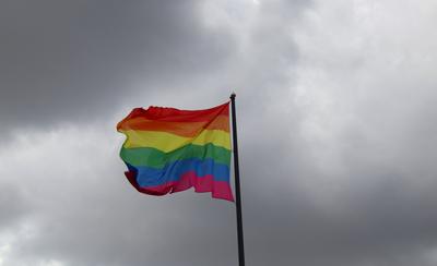Pride Week in Hamburg 2025: Wehende Regenbogenfahne unter einem bew?lkten Himmel. *** Pride Week in Hamburg 2025 Waving-stock-foto