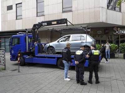 cntv Einbruch mit PKW ins Hamburger Einkaufs Centrum Billstedt Center Ein PKW faehrt innerhalb des Gebaeudes in das Schaufenster eines Juweliers Fahrzeug wurde sichergestellt und abtransportiert 01.August 2025 Ob die Unbekannten Beute machten, ist bislang noch unklar. Die Polizei hat den Bereich weitr?umig abgesperrt, Ermittler sichern Spuren am Tatort. Spektakulaerer Vorfall in den fruehen Morgenstunden Gegen 4 Uhr ist ein Auto in den Eingangsbereich des Billstedt Centers gerast, hat die Eingangstueren durchbrochen und ist anschlie?end durch die Fussgaengerzone innerhalb des Einkaufszentrums gefahren. Nach rund 20 Metern drehten die T?ter das Fahrzeug und rammten die Sicherheitsscheibe eines Juweliers Hamburg Deutschland *** cntv Burgla-stock-foto
