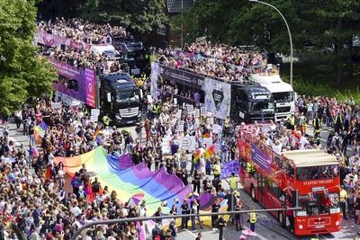 cntv Die Parade Bunter Teilnehmer 260.000 diverser Menschen beim Christopher Street Day CSD zieht ?ber den Steindamm in die Hamburger Innenstadt 02.August 2025 Parade zum Christopher Street Day CSD. Traditionell am ersten Samstag im August bildet der Stra?enumzug den H?hepunkt des Hamburg Pride. Hamburg Deutschland *** cntv The parade Colorful participants 260,000 diverse people at Christopher Street Day CSD parade along Steindamm into Hamburg city center 02 August 2025 Parade for Christopher Street Day CSD Traditionally on the first Saturday in August, the street parade is the highlight of Hamburg Pride Hamburg Germany-stock-foto