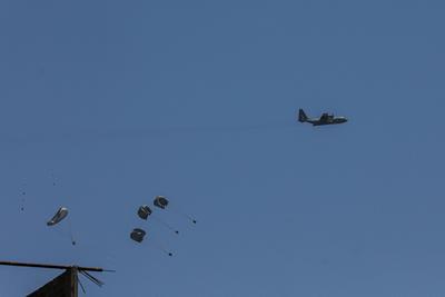 An airplane drops humanitarian aid over Gaza as seen from northern Gaza Strip-stock-foto