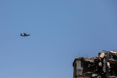 An airplane drops humanitarian aid over Gaza as seen from northern Gaza Strip-stock-foto
