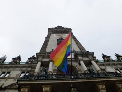Hamburger Rathaus mit wehender Regenbogenflagge ?ber Eingang-stock-foto