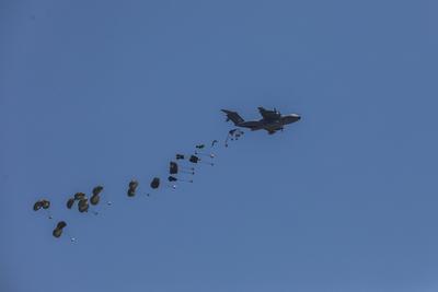 An airplane drops humanitarian aid over Gaza as seen from northern Gaza Strip-stock-foto