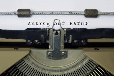 Schreibmaschine mit Schriftzug Antrag auf BAf?G Schreibmaschine mit Schriftzug Antrag auf BAf?G, 16.12.2023, Borkwalde,-stock-foto