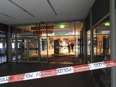 cntv Einbruch mit PKW ins Hamburger Einkaufs Centrum Billstedt Center Ein PKW faehrt innerhalb des Gebaeudes in das Schaufenster eines Juweliers Fahrzeug wurde sichergestellt und abtransportiert 01.August 2025 Ob die Unbekannten Beute machten, ist bislang noch unklar. Die Polizei hat den Bereich weitr?umig abgesperrt, Ermittler sichern Spuren am Tatort. Spektakulaerer Vorfall in den fruehen Morgenstunden Gegen 4 Uhr ist ein Auto in den Eingangsbereich des Billstedt Centers gerast, hat die Eingangstueren durchbrochen und ist anschlie?end durch die Fussgaengerzone innerhalb des Einkaufszentrums gefahren. Nach rund 20 Metern drehten die T?ter das Fahrzeug und rammten die Sicherheitsscheibe eines Juweliers Hamburg Deutschland *** cntv Burgla-stock-foto