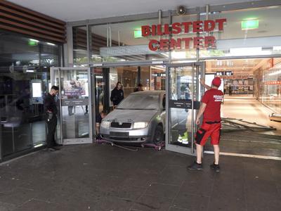 cntv Einbruch mit PKW ins Hamburger Einkaufs Centrum Billstedt Center Ein PKW faehrt innerhalb des Gebaeudes in das Schaufenster eines Juweliers Fahrzeug wurde sichergestellt und abtransportiert 01.August 2025 Ob die Unbekannten Beute machten, ist bislang noch unklar. Die Polizei hat den Bereich weitr?umig abgesperrt, Ermittler sichern Spuren am Tatort. Spektakulaerer Vorfall in den fruehen Morgenstunden Gegen 4 Uhr ist ein Auto in den Eingangsbereich des Billstedt Centers gerast, hat die Eingangstueren durchbrochen und ist anschlie?end durch die Fussgaengerzone innerhalb des Einkaufszentrums gefahren. Nach rund 20 Metern drehten die T?ter das Fahrzeug und rammten die Sicherheitsscheibe eines Juweliers Hamburg Deutschland *** cntv Burgla-stock-foto