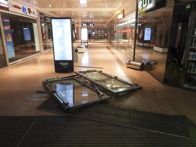cntv Einbruch mit PKW ins Hamburger Einkaufs Centrum Billstedt Center Ein PKW faehrt innerhalb des Gebaeudes in das Schaufenster eines Juweliers Fahrzeug wurde sichergestellt und abtransportiert 01.August 2025 Ob die Unbekannten Beute machten, ist bislang noch unklar. Die Polizei hat den Bereich weitr?umig abgesperrt, Ermittler sichern Spuren am Tatort. Spektakulaerer Vorfall in den fruehen Morgenstunden Gegen 4 Uhr ist ein Auto in den Eingangsbereich des Billstedt Centers gerast, hat die Eingangstueren durchbrochen und ist anschlie?end durch die Fussgaengerzone innerhalb des Einkaufszentrums gefahren. Nach rund 20 Metern drehten die T?ter das Fahrzeug und rammten die Sicherheitsscheibe eines Juweliers Hamburg Deutschland *** cntv Burgla-stock-foto