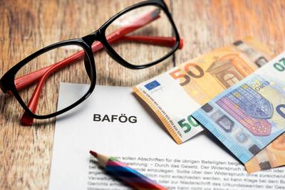 25 February 2023: Symbolic image BAF?G, Federal Training Assistance Act for the promotion of training. Glasses with euro-stock-foto