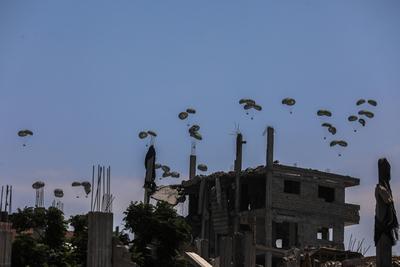 An airplane drops humanitarian aid over Gaza as seen from northern Gaza Strip-stock-foto