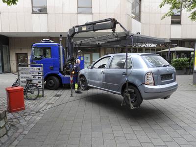 cntv Einbruch mit PKW ins Hamburger Einkaufs Centrum Billstedt Center Ein PKW faehrt innerhalb des Gebaeudes in das Schaufenster eines Juweliers Fahrzeug wurde sichergestellt und abtransportiert 01.August 2025 Ob die Unbekannten Beute machten, ist bislang noch unklar. Die Polizei hat den Bereich weitr?umig abgesperrt, Ermittler sichern Spuren am Tatort. Spektakulaerer Vorfall in den fruehen Morgenstunden Gegen 4 Uhr ist ein Auto in den Eingangsbereich des Billstedt Centers gerast, hat die Eingangstueren durchbrochen und ist anschlie?end durch die Fussgaengerzone innerhalb des Einkaufszentrums gefahren. Nach rund 20 Metern drehten die T?ter das Fahrzeug und rammten die Sicherheitsscheibe eines Juweliers Hamburg Deutschland *** cntv Burgla-stock-foto