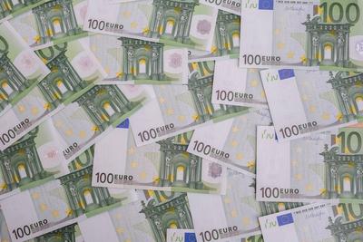 100 Euro-Scheine *** 100 Euro notes-stock-foto