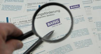 Ein Antrag auf Ausbildungsf?rderung liegt auf einem Schreibtisch. Symbolbild/Symbolfoto. Ohlsdorf Hamburg *** An applica-stock-foto