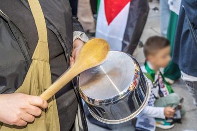 Pro-Pal?stina-Demonstration auf dem Marienplatz, Motto: Israel hungert Gaza aus, Demonstranten schlagen symbolisch auf Kocht?pfe, M?nchen, 1. August 2025-stock-foto