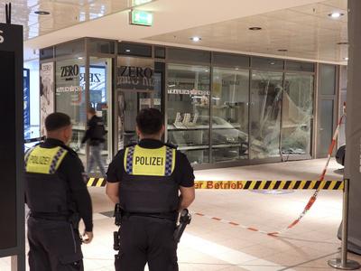 cntv Einbruch mit PKW ins Hamburger Einkaufs Centrum Billstedt Center Ein PKW faehrt innerhalb des Gebaeudes in das Schaufenster eines Juweliers Fahrzeug wurde sichergestellt und abtransportiert 01.August 2025 Ob die Unbekannten Beute machten, ist bislang noch unklar. Die Polizei hat den Bereich weitr?umig abgesperrt, Ermittler sichern Spuren am Tatort. Spektakulaerer Vorfall in den fruehen Morgenstunden Gegen 4 Uhr ist ein Auto in den Eingangsbereich des Billstedt Centers gerast, hat die Eingangstueren durchbrochen und ist anschlie?end durch die Fussgaengerzone innerhalb des Einkaufszentrums gefahren. Nach rund 20 Metern drehten die T?ter das Fahrzeug und rammten die Sicherheitsscheibe eines Juweliers Hamburg Deutschland *** cntv Burgla-stock-foto