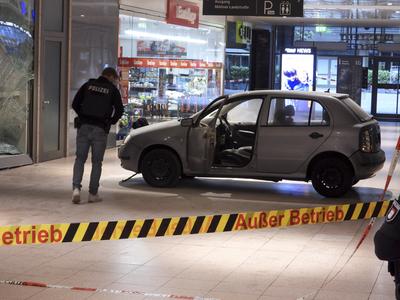 cntv Einbruch mit PKW ins Hamburger Einkaufs Centrum Billstedt Center Ein PKW faehrt innerhalb des Gebaeudes in das Schaufenster eines Juweliers Fahrzeug wurde sichergestellt und abtransportiert 01.August 2025 Ob die Unbekannten Beute machten, ist bislang noch unklar. Die Polizei hat den Bereich weitr?umig abgesperrt, Ermittler sichern Spuren am Tatort. Spektakulaerer Vorfall in den fruehen Morgenstunden Gegen 4 Uhr ist ein Auto in den Eingangsbereich des Billstedt Centers gerast, hat die Eingangstueren durchbrochen und ist anschlie?end durch die Fussgaengerzone innerhalb des Einkaufszentrums gefahren. Nach rund 20 Metern drehten die T?ter das Fahrzeug und rammten die Sicherheitsscheibe eines Juweliers Hamburg Deutschland *** cntv Burgla-stock-foto