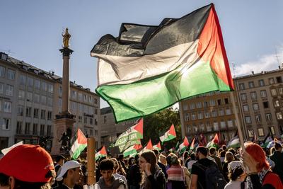 Pro-Pal?stina-Demonstration auf dem Marienplatz, Motto: Israel hungert Gaza aus, M?nchen, 1. August 2025-stock-foto