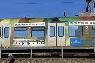 S-Bahn Rhein/Ruhr als ?ffentliches Verkehrs- und Werbemittel Eine S-Bahn ist mit Werbung f?r die Deutsche Bundeswehr ve-stock-foto