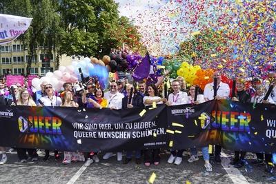 cntv Die Parade Bunter Teilnehmer 260.000 diverser Menschen beim Christopher Street Day CSD zieht ?ber den Steindamm in die Hamburger Innenstadt 02.August 2025 Hamburgs Erster Buergermeister Peter Tschentscher SPD Katharina Fegebank Buendnis 90/Die Gruenen,Zweite B?rgermeisterin von Hamburg und Senatorin f?r Umwelt, Klima, Energie und Agrarwirtschaft, Maryam Blumenthal B?ndnis 90/Die Gruenen Senatorin f?r Wissenschaft, Forschung und Gleichstellung in Hamburg, Ricarda Lang Buendnis 90/Die Gr?nen Mitglied des Deutschen Bundestages,beim Start der Parade zum Christopher Street Day CSD. Traditionell am ersten Samstag im August bildet der Stra?enumzug den H?hepunkt des Hamburg Pride. Hamburg Deutschland *** cntv The parade of colorful-stock-foto